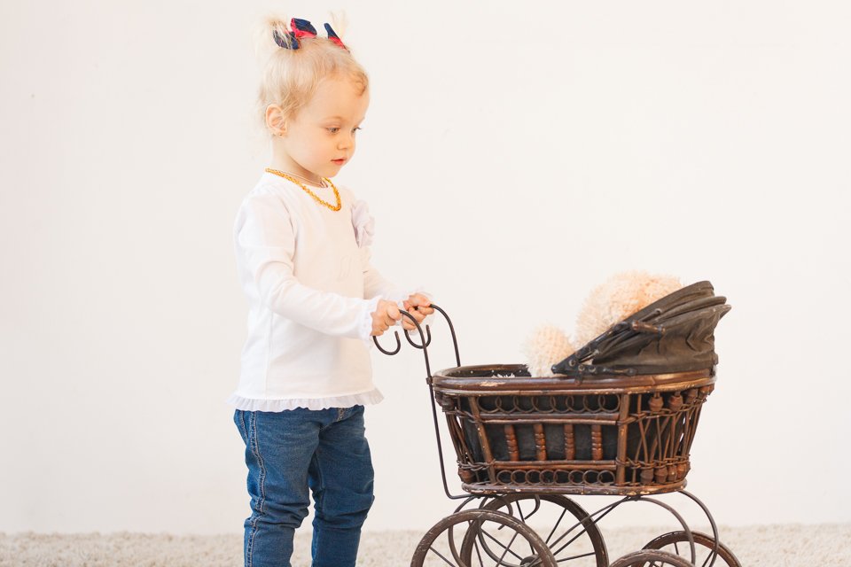 Фото девочки с игрушечной коляской
