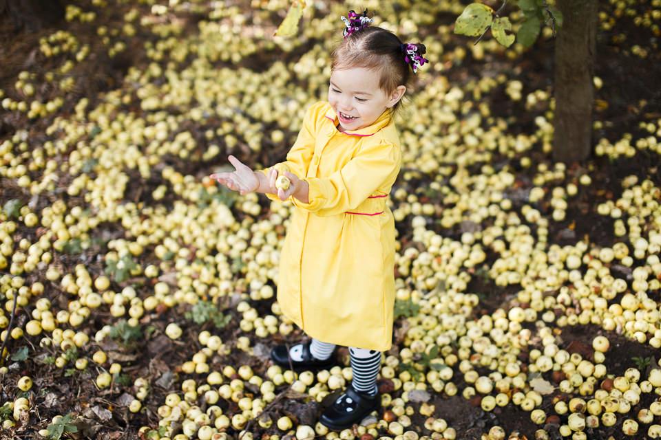 Фото Софии среди желтых осенних яблок