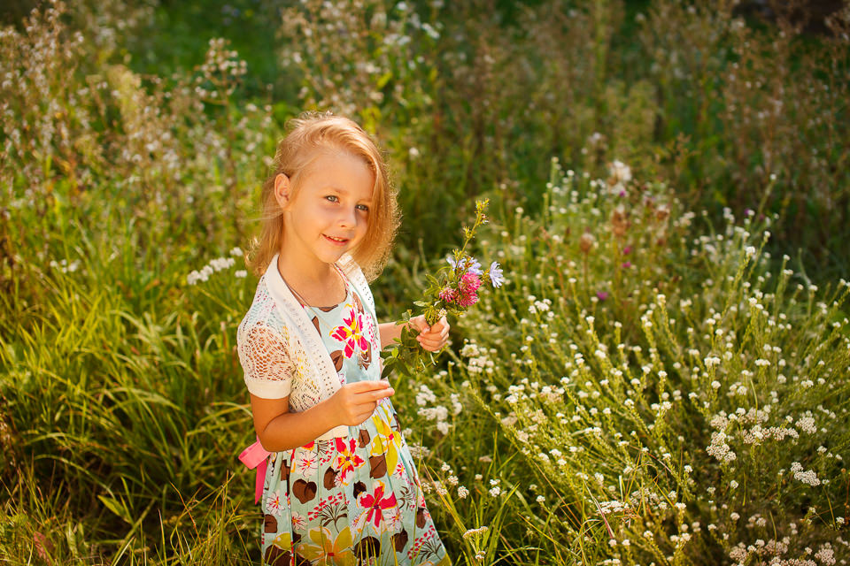 Детская фотосъемка для девочки среди полевых цветов