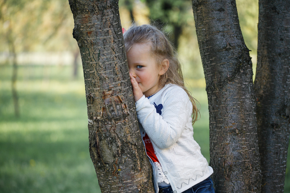 Фото Мелиты среди деревьев в Лошицком парке в Минске