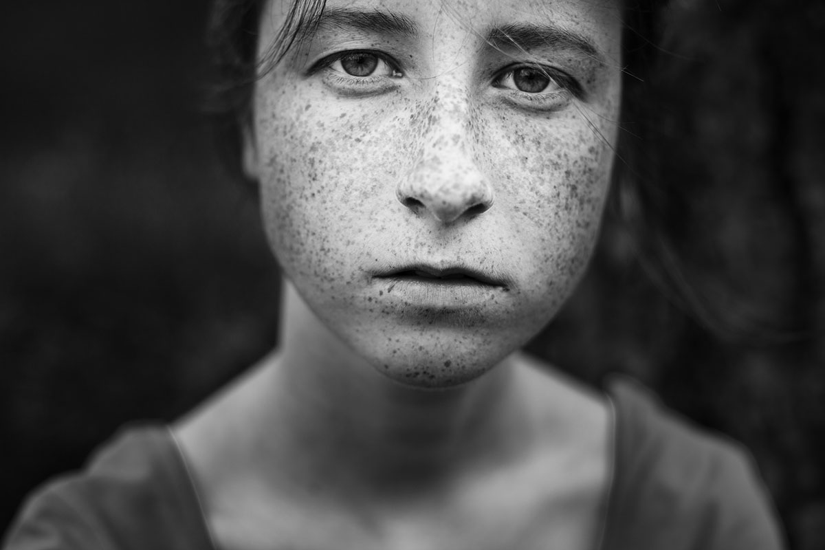 Черно-белая фотография девушки на природе