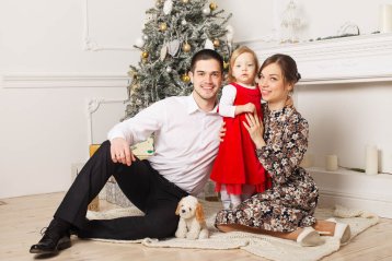 Семейная фотография возле рождественской ёлки