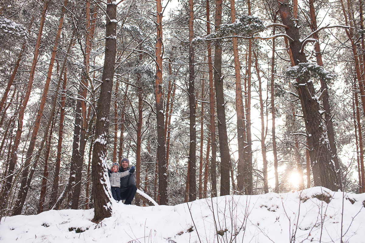Фото папы с сыном в зимнем лесу