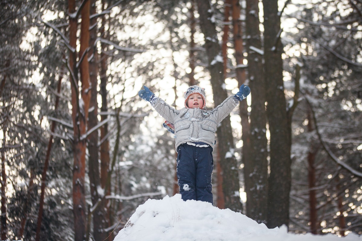 Фото мальчика в зимнем лесу в Копищах