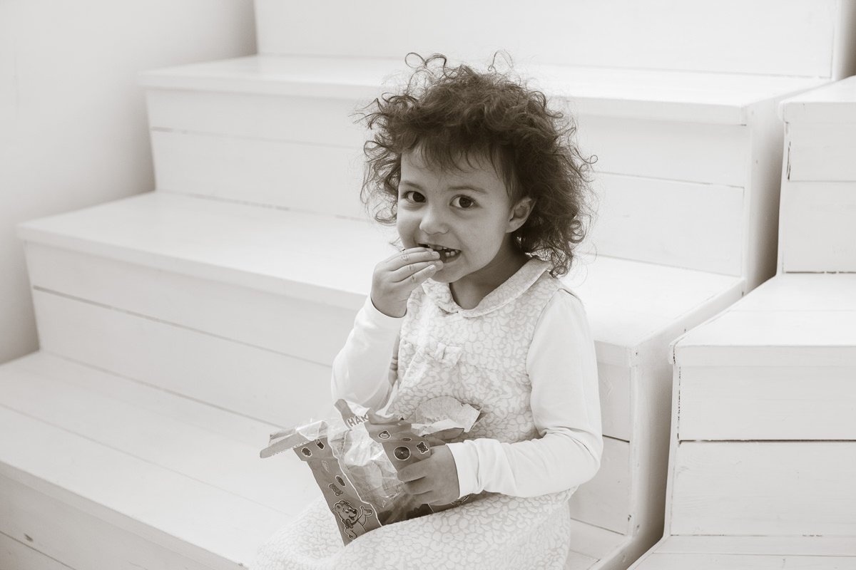 Ребенок ест конфеты