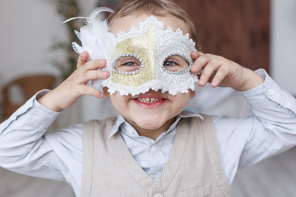 Портрет ребенка в карнавальной маске