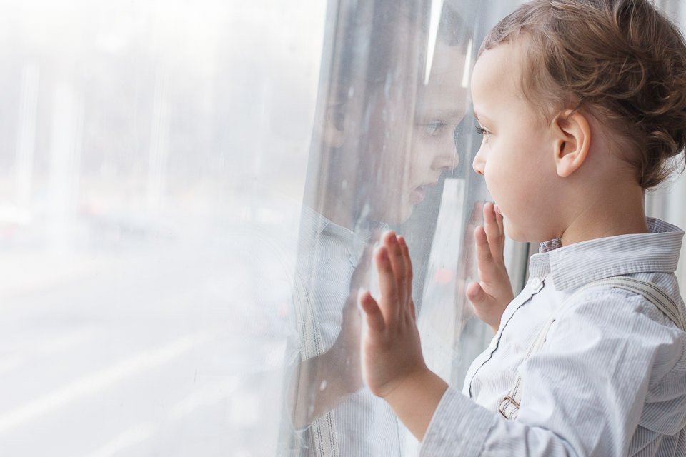 Фотография ребенка возле окна